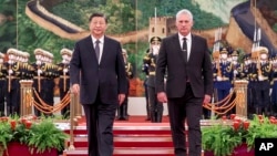 Los gobernantes chino Xi Jinping y cubano Miguel Díaz-Canel en Beijing el 25 de noviembre de 2022. (Ding Lin/Xinhua vía AP).