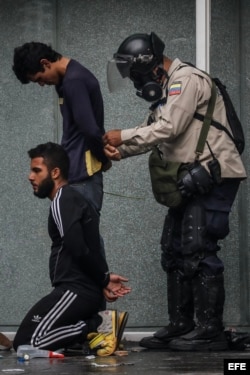 Agentes de la Policía Nacional Bolivariana detienen a manifestantes.