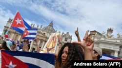 Peregrinos católicos cubanos en el Vaticano, donde el papa Francisco oró por Cuba.