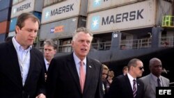 El gobernador del estado de Virginia, Terry McAuliffe (c), durante su visita a la Terminal de Contenedores del Puerto de Mariel, en Artemisa (Cuba), en enero de 2016. 