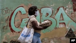 Una mujer carga un cartón de huevos por una calle de La Habana. (AP/Ramon Espinosa)