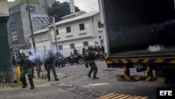 Miembros de la GNB enfrentan a manifestantes opositores