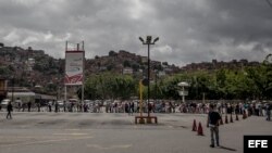 Un grupo de personas aguarda en la entrada de un supermercado Bicentenario en Caracas.