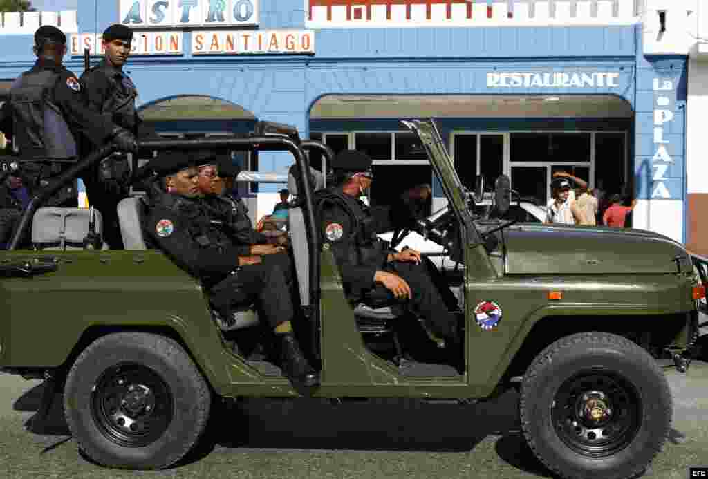 Soldados de las Tropas Especiales cubanas patrullan el s&aacute;bado 24 de marzo de 2012 los alrededores del altar preparado para la misa que oficiar&aacute; el papa Benedicto XVI el pr&oacute;ximo lunes en la Plaza de la Revoluci&oacute;n Antonio Maceo, 