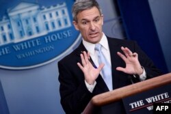 El director interino del Servicio de Inmgiración y Ciudadanía de Estados Unidos, Ken Cuccinelli, durante la conferencia de prensa del lunes en la Casa Blanca (Foto: AFP).