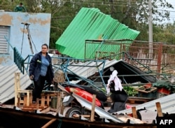 Los residentes recuperan sus productos en un mercado de agricultores después de que el huracán Rafael lo destruyera en Artemisa, Cuba, el 7 de noviembre de 2024.