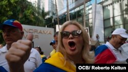 Exiliados venezolanos frente al Consulado de Venezuela en Miami, el 16 de noviembre de 2019. (Foto de Roberto Koltún).