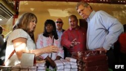 El secretario de Agricultura de Estados Unidos, Thomas Vilsack, conversa con comerciantes durante una visita a un mercado agropecuario hoy, viernes 13 de noviembre de 2015, en La Habana (Cuba). Vilsack cierra hoy su primera visita oficial a Cuba para prom