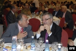 El vicesecretario general del PSOE, José Blanco (d), habla con Victor Moro (i), el 5 de noviembre de 2008 durante una cena de la Asociación de Empresarios Españoles en Cuba.