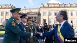 El presidente de Colombia, Gustavo Petro, saluda al comandante militar, General Luis Fernando Navarro, en la Plaza de Bolívar, en Bogotá, el 7 de agosto de 2022. (César Carrión/Colombian Presidency/Handout via REUTERS).