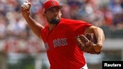 El lanzador abridor de los Medias Rojas de Boston, Nathan Eovaldi (17), contra los Twins de Minnesota, en el JetBlue Park de Fort Myers, Florida. (Butch Dill-USA TODAY Sports)