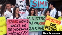 Protesta contra médicos cubanos en Brasil en 2013.