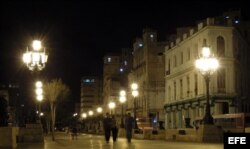 Vista nocturna en el Paseo del Prado en La Habana, Cuba.