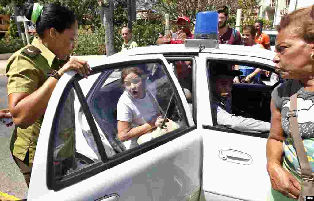 Detención este domingo en La Habana de Damas de Blano y activistas que participan en la campaña Todos Marchamos.