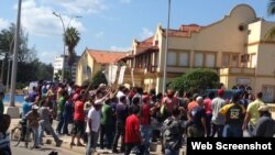 Acto de repudio contra Damas de Blanco en las cercanías del túnel de la Calle Línea. Foto: 14ymedio.