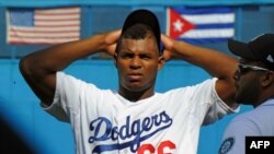 El Grandes Ligas cubano Yasiel Puig, en un juego de béisbol entre equipos de escolares en el Estadio Latinoamericano, La Habana, diciembre de 2015.