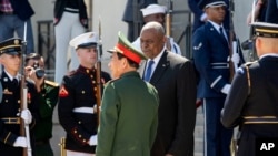 El secretario de Defensa de EEUU, Lloyd Austin (en el centro), recibe al ministro de Defensa de Vietnam, General Phan Van Giang (uniforme verde), en el Pentágono el 9 de septiembre de 2024. (AP Photo/Kevin Wolf).