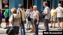 Turistas en el paseo de la calle general Garcia, Bayamo