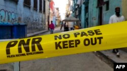 Una cinta amarilla de la policía prohíbe el paso a un barrio de La Habana. (Yamil Lage/AFP/Archivo)