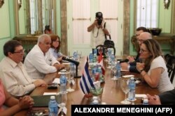 La canciller canadiense Chrystia Freeland (a la derecha) habla con su homólogo cubano Bruno Rodríguez en La Habana (Foto: AFP/Archivo).