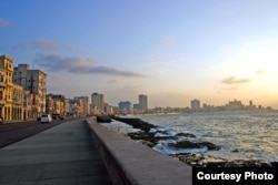 ¿El futuro es un malecón solitario? La población cubana bajará de 11 millones en 2030.