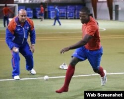 Roger Machado (i) observa el entrenamiento de sus peloteros.