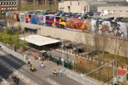 Mural del logotipo de “Art for the People” (Depto. de Estado de Estados Unidos)