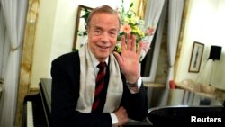 El director italiano de cine, Franco Zeffirelli, falleció a los 96 años el 15 de junio de 2019. En la foto en un acto en su honor en la embajada británica en Roma, 2004. (REUTERS).