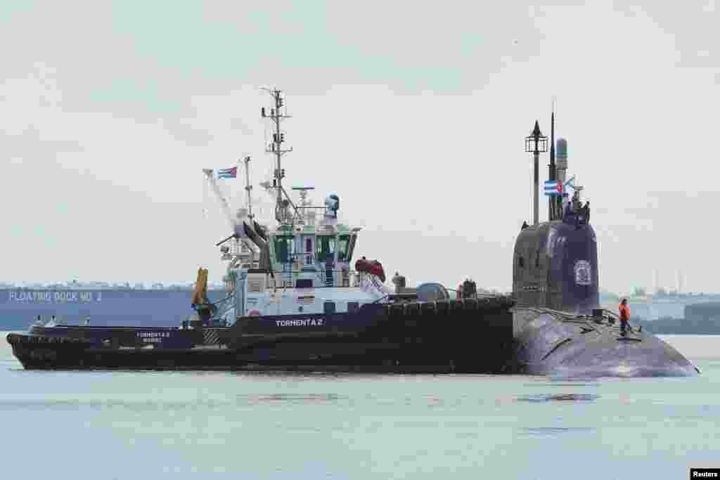 Un remolcador maniobra el submarino ruso de misiles de crucero de propulsión nuclear Kazán mientras atraca en la bahía de La Habana, Cuba, 12 de junio de 2024. REUTERS/Alexandre Meneghini