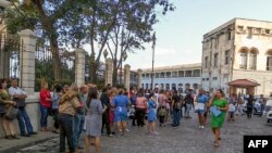 Trabajadores fueron evacuados de la Lonja del Comercio. ADALBERTO ROQUE / AFP)