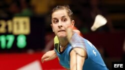 La española Carolina Marín devuelve la pluma a la china Wang Shixian en los campeonatos del mundo de bádminton en Yakarta. Durante la entrega de medallas resonó, por error, el himno de los tiempos de Franco.