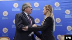 El secretario general de la OEA, Luis Almagro, habla con Lilian Tintori en una conferencia de prensa sobre la situación política de Venezuela.