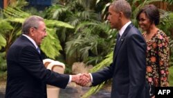 Raúl Castro saluda a Barack Obama y su esposa Michelle Obama en una cena en el Palacio de la Revolución.