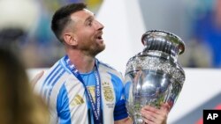 El argentino Lionel Messi celebra con el trofeo después de que su equipo venció a Colombia en la final de la Copa América en Miami Gardens, Florida (Foto AP/Rebecca Blackwell)