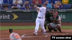 Kendrys Morales batea jonrón de 469.1 pies. El batazo más largo de un pelotero cubano en el 2015