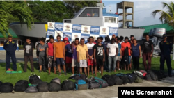 Grupo de migrantes rescatados por la Armada Nacional de Colombia en el Golfo de Urabá