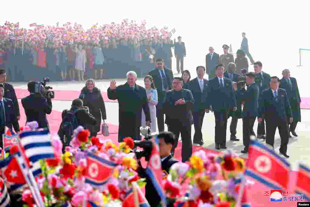 Anido Cuesta estuvo en el recibimiento que el líder norcoreano Kim Jong Un y su esposa Ri Sol Ju hicieron a los cubanos en Pyongyang, el 4 de noviembre de 2018. KCNA vía REUTERS