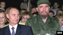 Vladimir Putin y Fidel Castro posan en dieiembre del 2000.