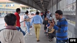 Cubanos varados en la frontera hacen fila en la puerta de entrada a Estados Unidos en Nuevo Laredo, México. (Archivo)