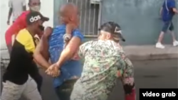 Imágenes de la detención de Yunior Villarejo Estévez. Captura de un video publicado por ADNCuba.