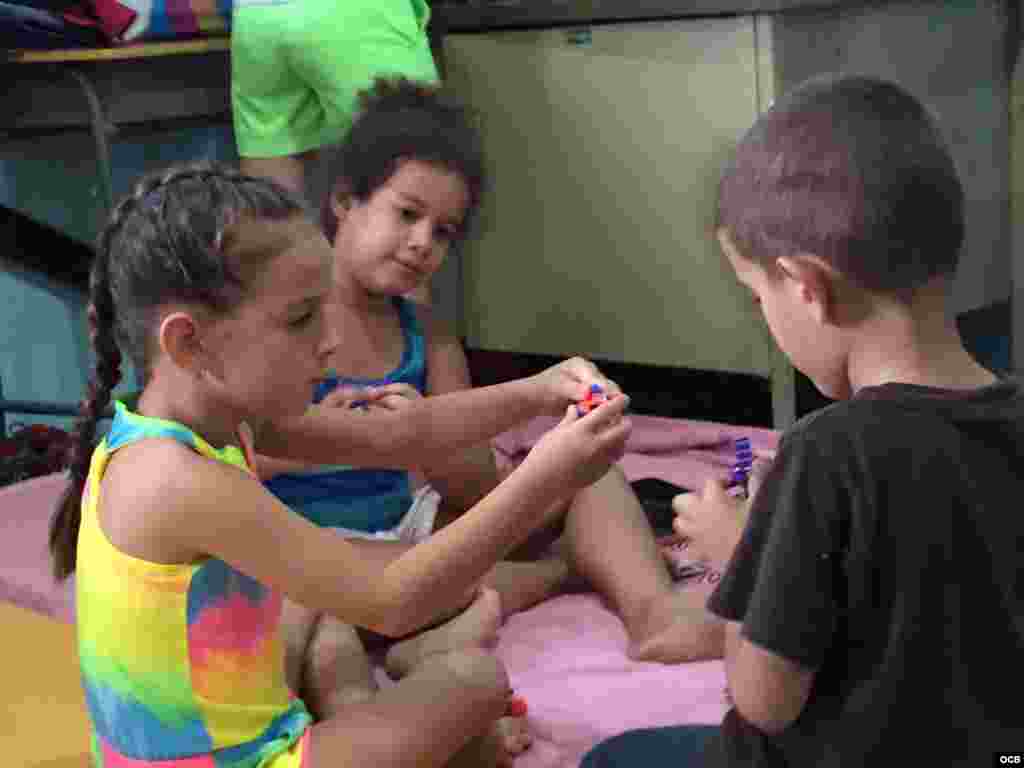 Niños cubanos juegan en una escuela que da albergue a familias de migrantes de la isla varados en la frontera de Costa Rica con Nicaragua.