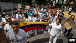 "No nos alcanza ni para comer" reclaman médicos en Venezuela