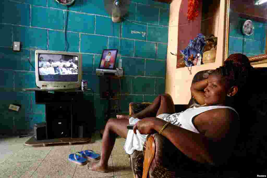 Una mujer descansa en su sofá mientras la televisión transmite una sesión de la Asamblea Nacional.&nbsp;Solo el 11% de los encuestados considera que los ingresos que percibe su familia son suficientes para vivir dignamente.&nbsp;REUTERS/ Stringer