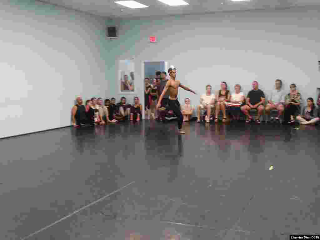 Grupo de bailarines cubanos entrenando en la Academia de Ballet de Sarasota