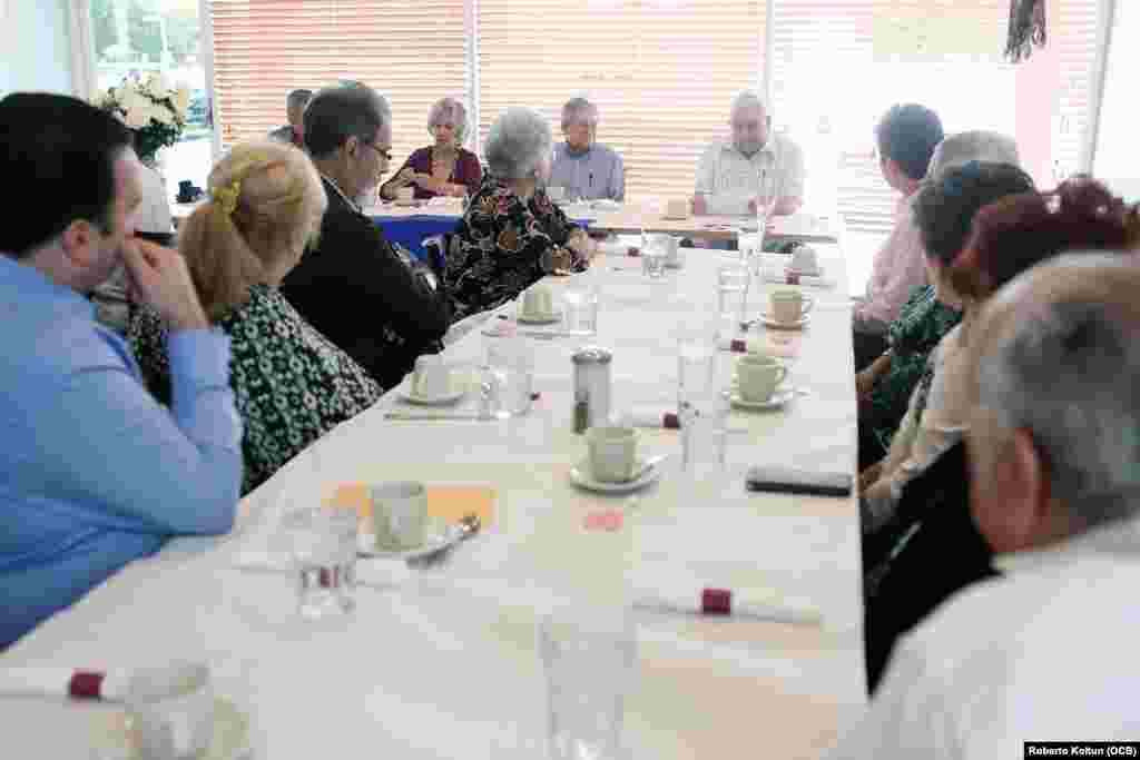 Al frente de izquierda a derecha, los escritores Luis de la Paz, Matilde Álvarez, José A. Albertini, y Tony Ruano, miembros del Pen Club de Escritores Cubanos en el Exilio, en el desayuno efectuado en el Restaurant Fraga de la Ciudad de Miami, el 3 de noviembre del 2018. Foto Roberto Koltun OCB Staff.