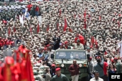 Nicolas Maduro (c) junto a miembros de la Fuerza Armada Nacional Bolivariana, en la conmemoración del séptimo aniversario de la milicia en Caracas.