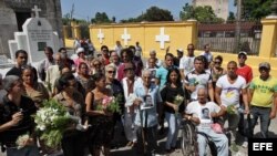 Un grupo de opositores del Movimiento Cristiano Liberación (MCL) participa en una peregrinación en homenaje a los activistas fallecidos Oswaldo Payá y Harold Cepero en el Cementerio Colón.