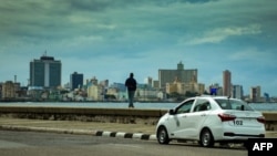 Una patrulla de la policía vigila el Malecón de La Habana. YAMIL LAGE / AFP