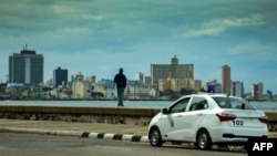 Una patrulla de la policía vigila el Malecón de La Habana. (Yamil Lage/AFP/Archivo)