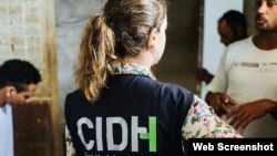 Una integrante de la CIDH en una de las visitas a países de la región.